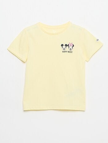 Jardineiras de ganga e t-shirt