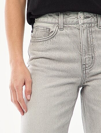Jean cintura subida corte flare/bootcut