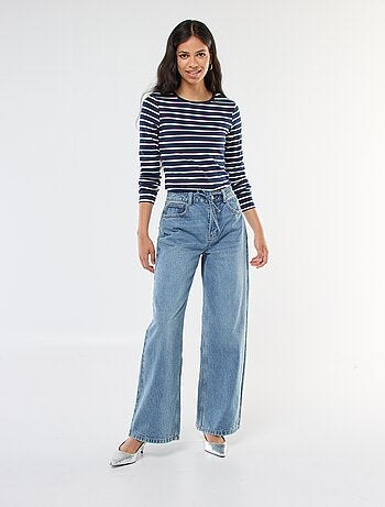 Jeans corte wide leg com cinto fino em ganga