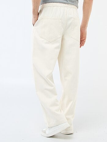 Jean de corte largo com cintura elástica