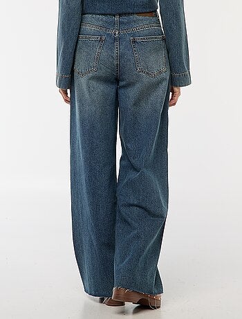 Jean wide leg com bainha desfiada