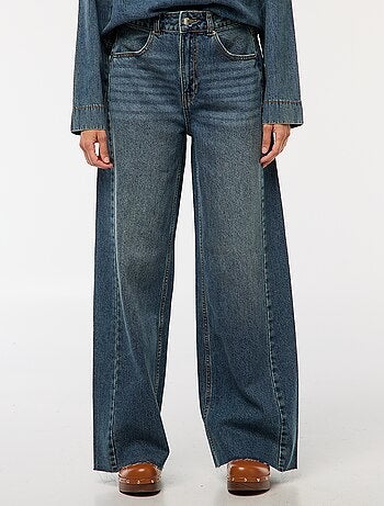 Jean wide leg com bainha desfiada