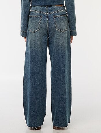 Jean wide leg com bainha desfiada