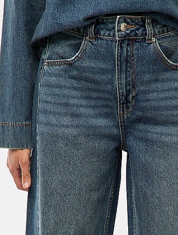 Jean wide leg com bainha desfiada