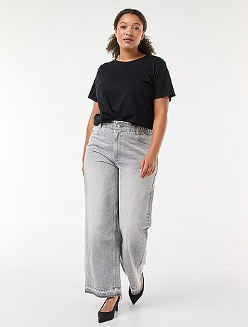 Jeans wide leg com bainha desfiada