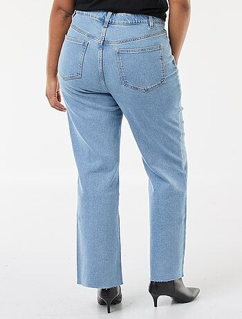 Jeans bootcut com bainha desfiada