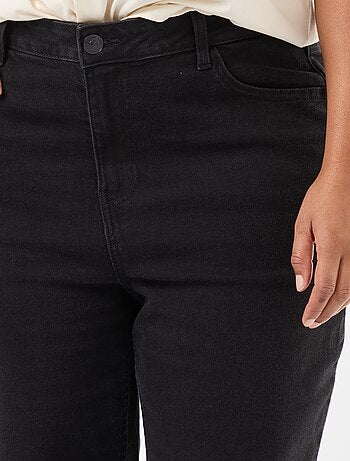 Jeans bootcut com bainha desfiada