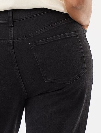 Jeans bootcut com bainha desfiada