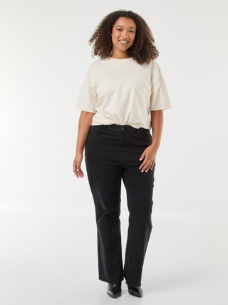 Jeans bootcut com bainha desfiada