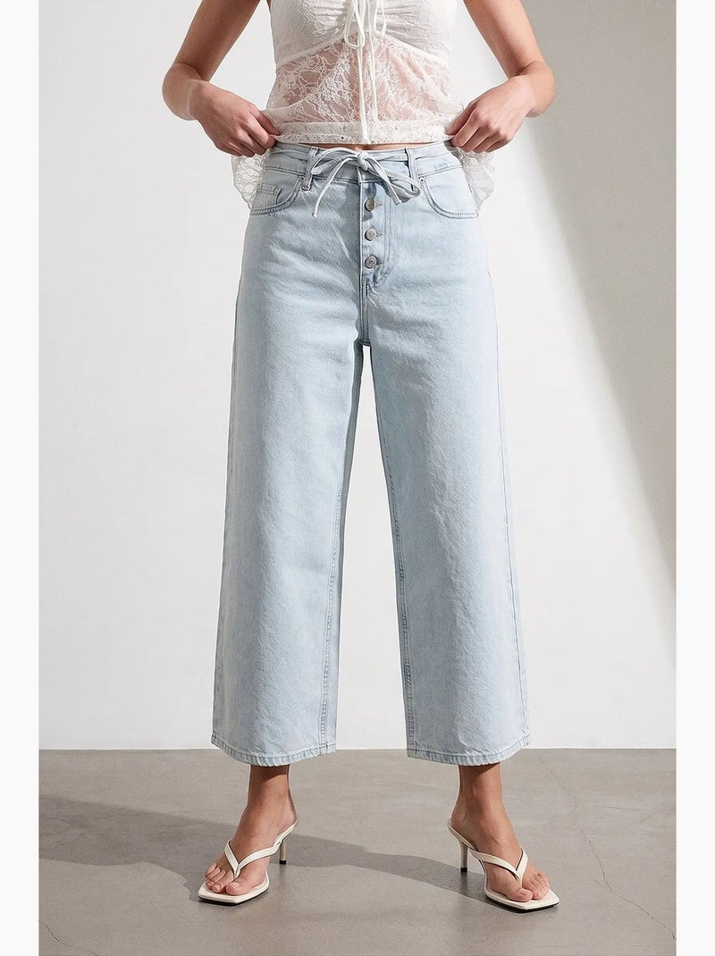 Jeans capri femininos de perna larga e cintura alta com detalhe em renda dilvin Azul claro - Kiabi