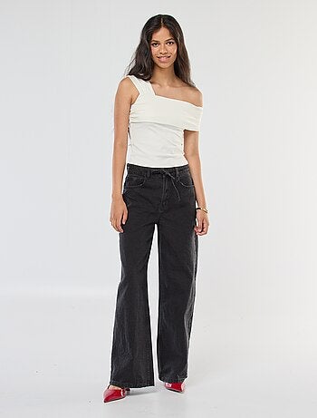 Jeans corte wide leg com cinto fino em ganga