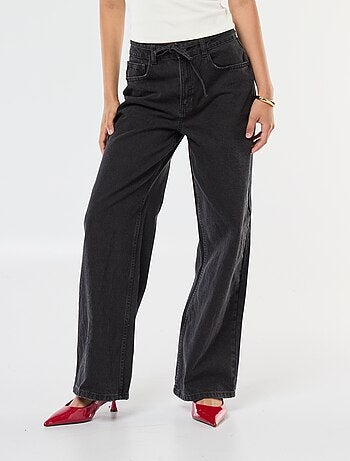 Jeans corte wide leg com cinto fino em ganga