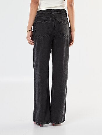 Jeans corte wide leg com cinto fino em ganga