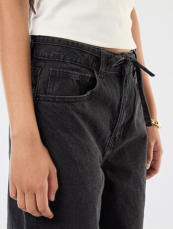 Jeans corte wide leg com cinto fino em ganga