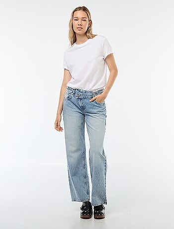 Jeans de corte largo e cintura subida com cinto assimétrico