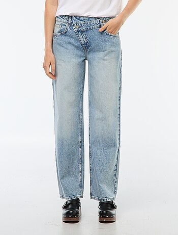 Jeans de corte largo e cintura subida com cinto assimétrico