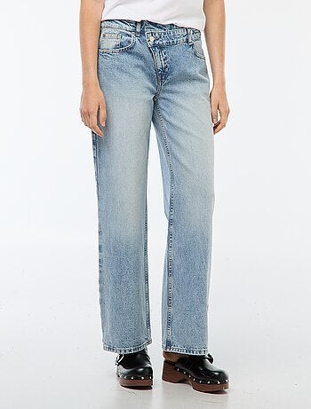 Jeans de corte largo e cintura subida com cinto assimétrico