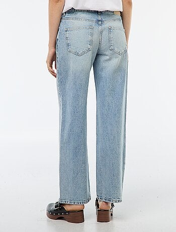 Jeans de corte largo e cintura subida com cinto assimétrico