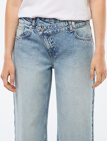 Jeans de corte largo e cintura subida com cinto assimétrico