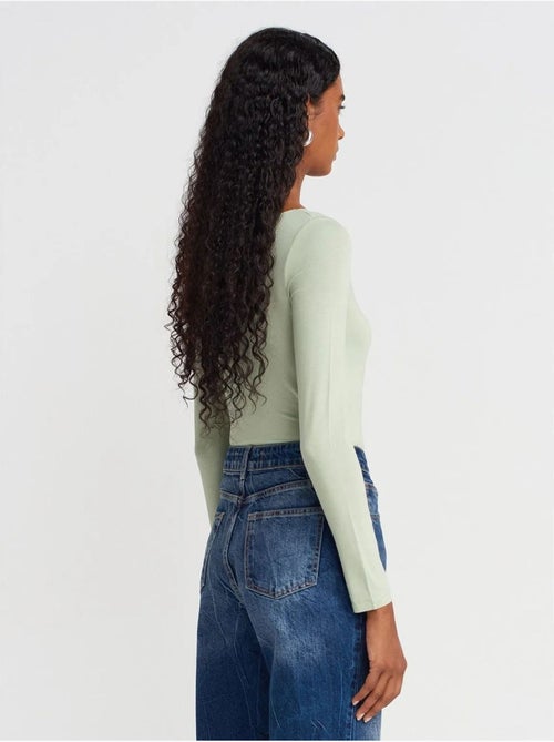 Jeans de mulher de cintura subida e perna reta dilvin - Kiabi Jeans de mulher de cintura subida e perna reta dilvin - Kiabi