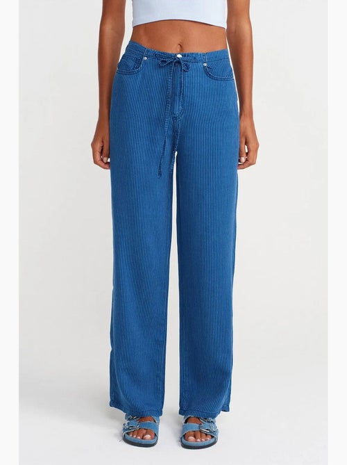 Jeans de tencel às riscas de cintura média e perna larga dilvin - Kiabi Jeans de tencel às riscas de cintura média e perna larga dilvin - Kiabi
