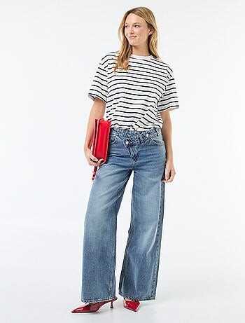 Jeans largos com abertura dupla abotoada