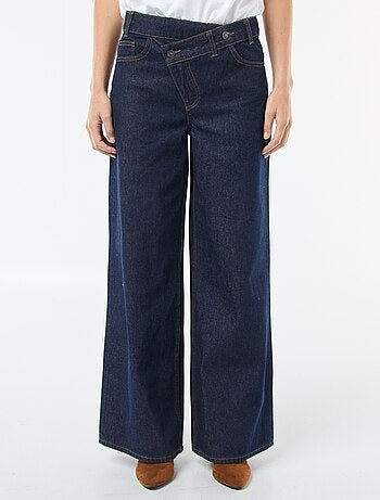 Jeans largos com abertura dupla abotoada