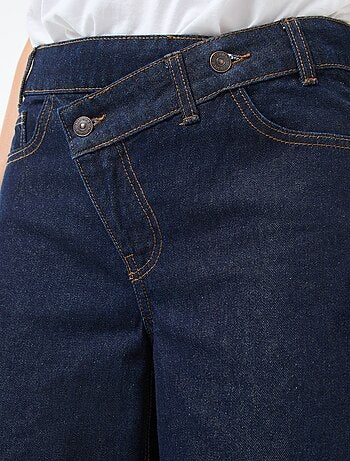 Jeans largos com abertura dupla abotoada