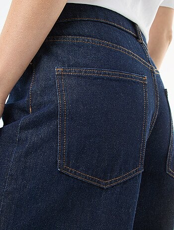 Jeans largos com abertura dupla abotoada