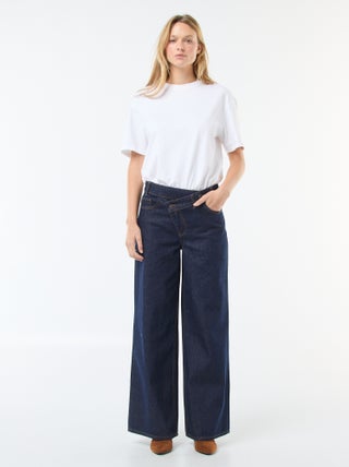 Jeans largos com abertura dupla abotoada