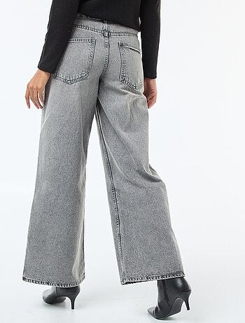 Jeans largos com abertura dupla abotoada