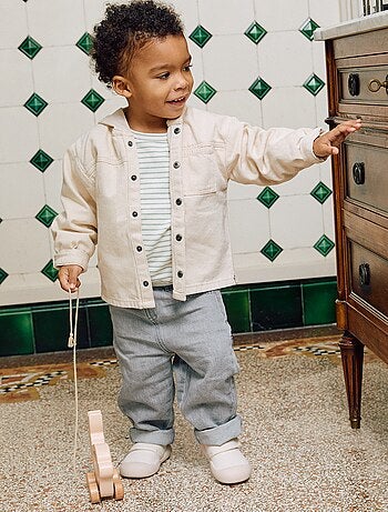 Jeans largos com cintura ajustável