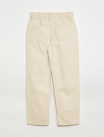 Jeans mom com bolsos em forma de coração