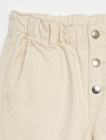 Jeans mom com bolsos em forma de coração