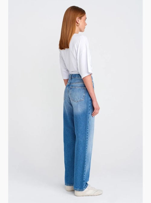 Jeans mom de cintura subida e perna larga e larga dilvin - Kiabi Jeans mom de cintura subida e perna larga e larga dilvin - Kiabi