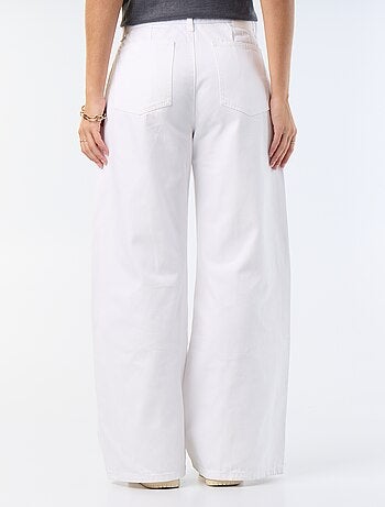 Jeans palazzo de corte largo e cintura subida