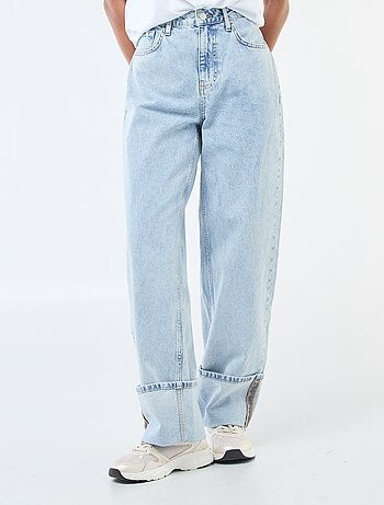 Jeans regular / cintura standard com bainhas largas