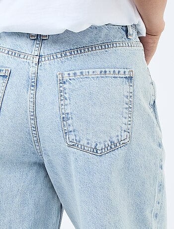 Jeans regular / cintura standard com bainhas largas