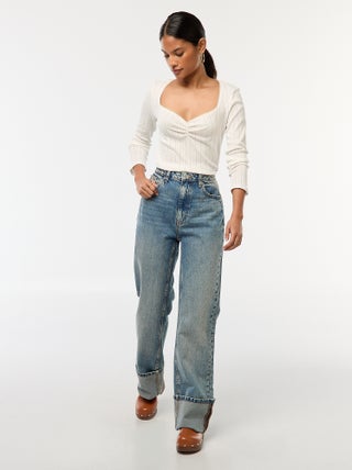Jeans regular / cintura subida com dobra larga na bainha