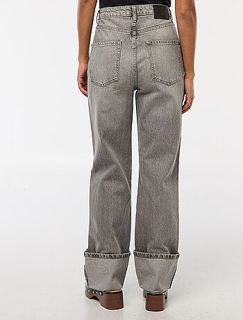 Jeans regular / cintura subida com dobra larga na bainha