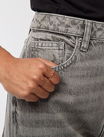 Jeans regular / cintura subida com dobra larga na bainha