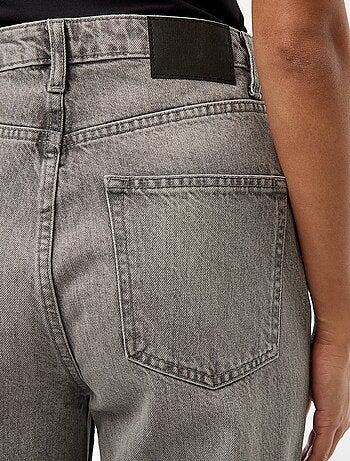 Jeans regular / cintura subida com dobra larga na bainha