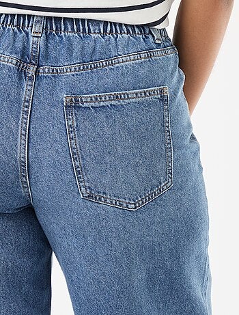 Jean wide leg com bainha desfiada