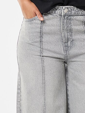 Jeans wide leg de cintura alta com pregas frontais
