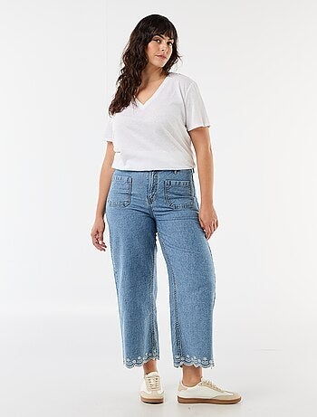 Jeans wide leg de cintura subida com bolsos aplicados à frente e atrás
