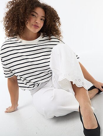 Jeans wide leg de cintura subida com bolsos aplicados à frente e atrás