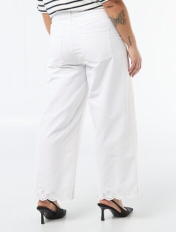 Jeans wide leg de cintura subida com bolsos aplicados à frente e atrás