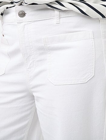 Jeans wide leg de cintura subida com bolsos aplicados à frente e atrás