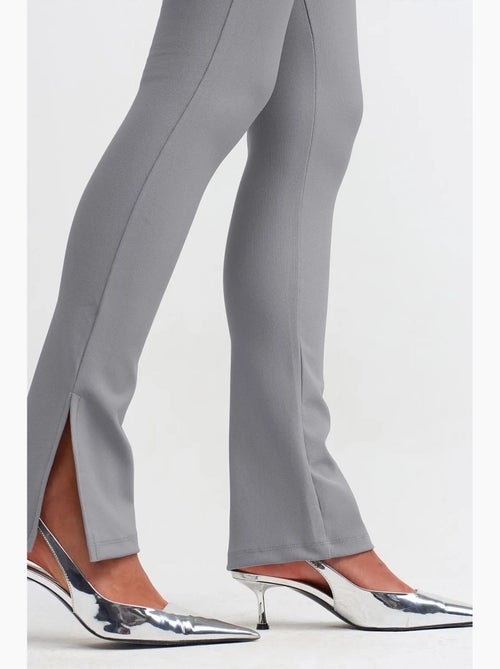 Leggings de cintura subida à boca de sino com racha dilvin - Kiabi Leggings de cintura subida à boca de sino com racha dilvin - Kiabi