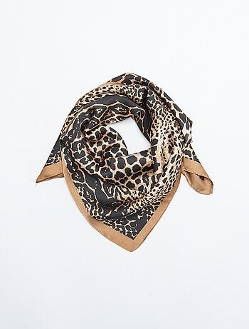 Lenço com estampado leopardo